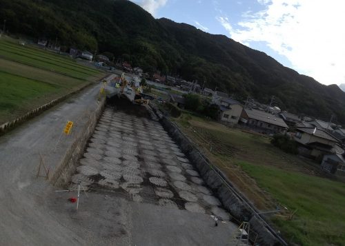 市道根連木池平線　鹿島町で新しい道路を作っています