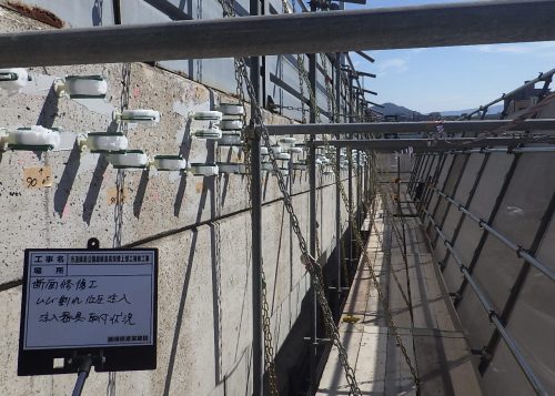 市道嫁島公園線　嫁島高架橋を補修しています